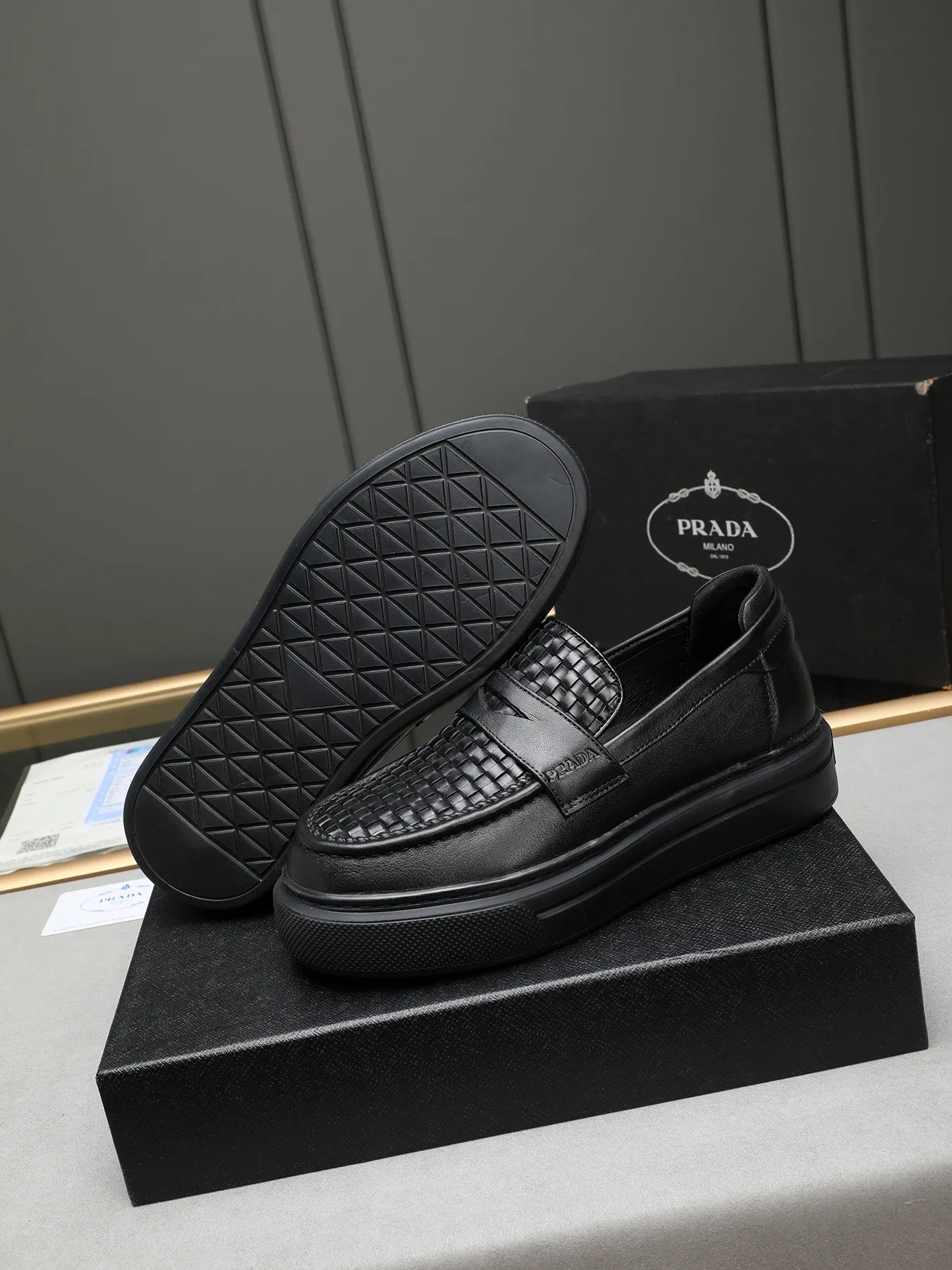 Men's Men's Shoes 💰500 Prada/Prada Men's new casual shoes, this upper is made of imported calfskin + sheep lining! The outsole is made of non-slip foam outsole, which feels good on your feet and is a fashionable and stylish item!  Size: 38-44 (45 customized)